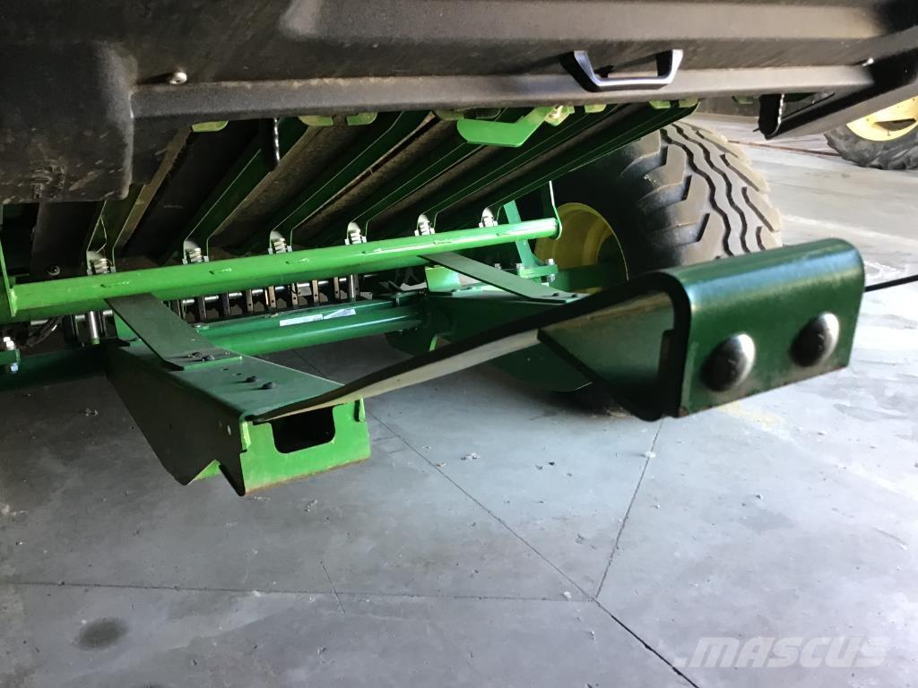 John Deere V461M Ronde-balenpersen