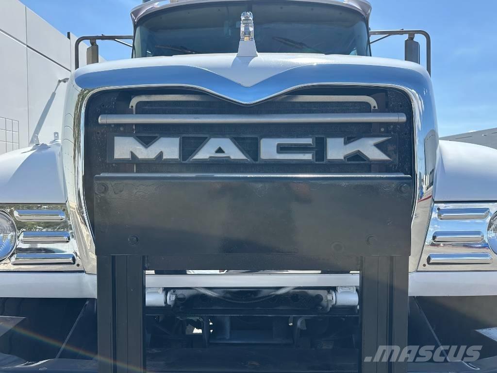 Mack CV 713 Containertrucks met kabelsysteem