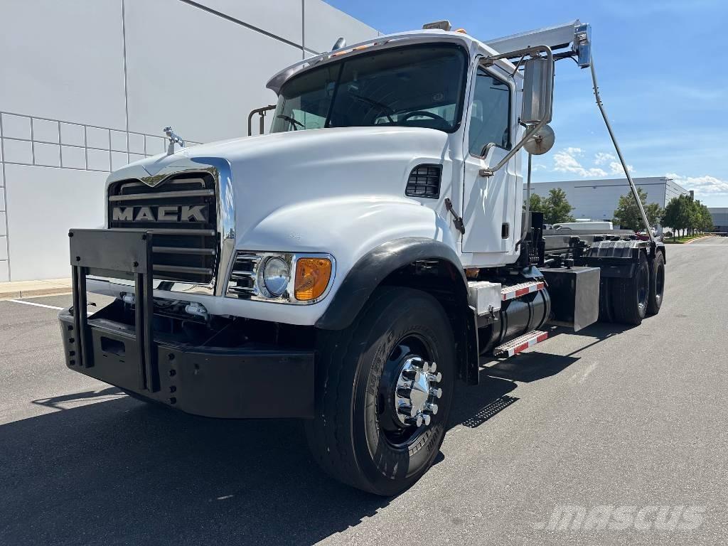 Mack CV 713 Containertrucks met kabelsysteem