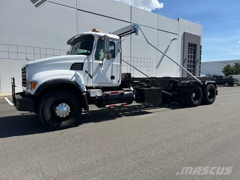 Mack CV 713 Containertrucks met kabelsysteem