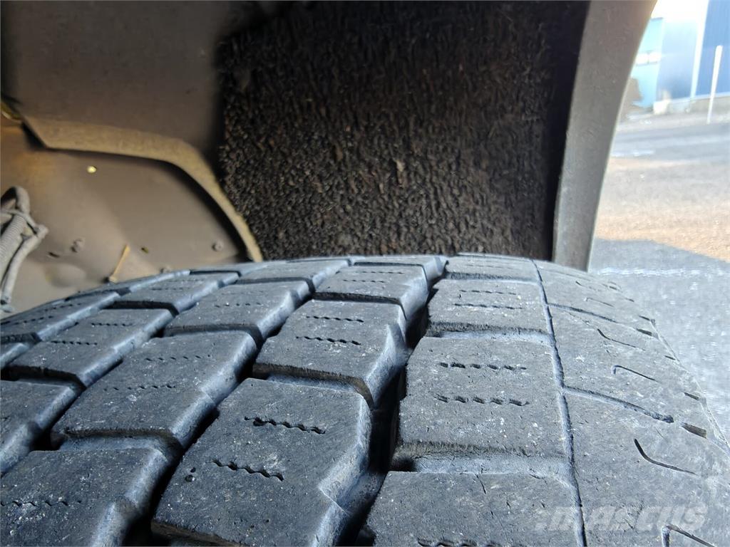 Scania P320 Vlakke laadvloer met kraan