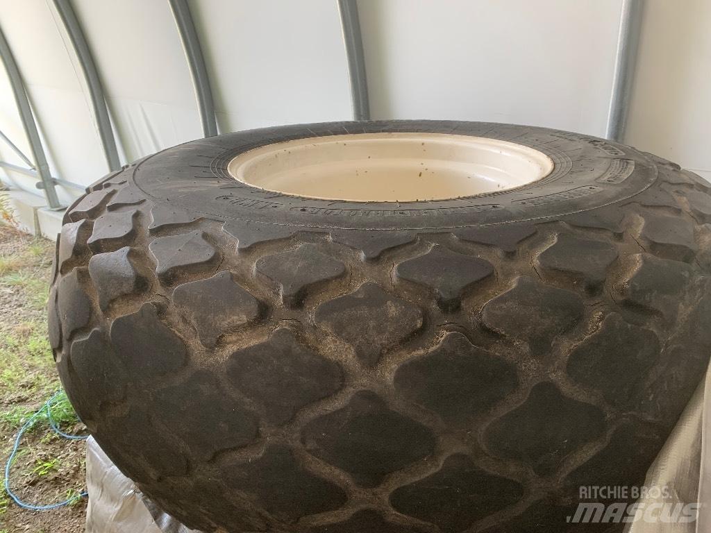 Trelleborg 23.1 26 Banden, wielen en velgen