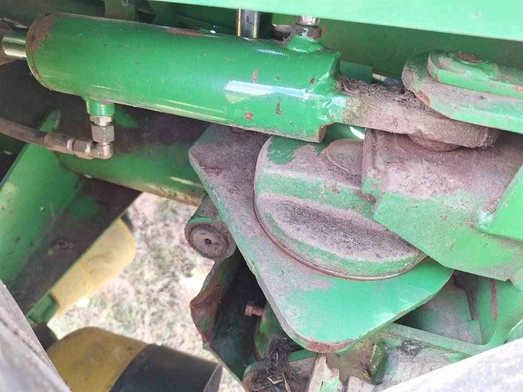 John Deere 328 Maaikneuzers