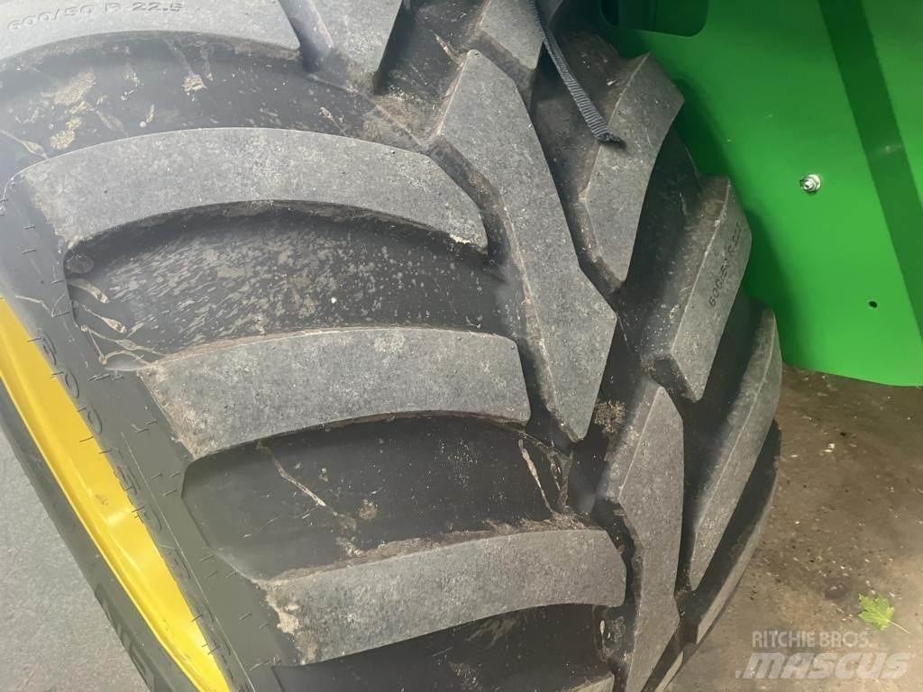 John Deere V461R Ronde-balenpersen