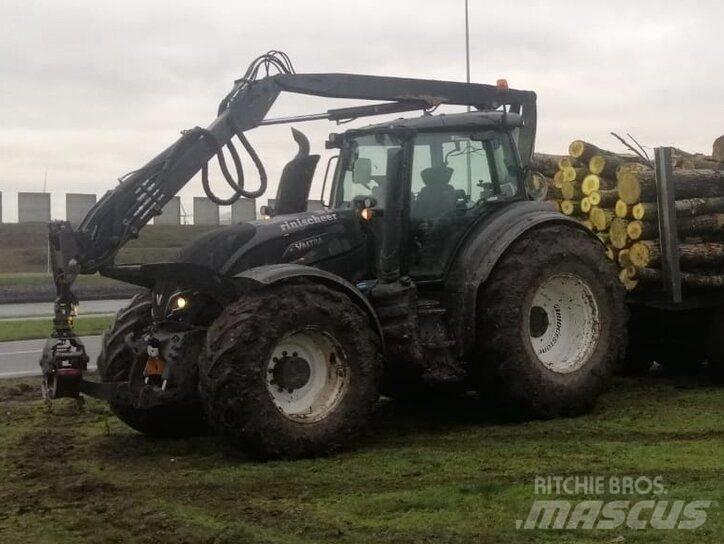 Valtra T 214 D Tractoren