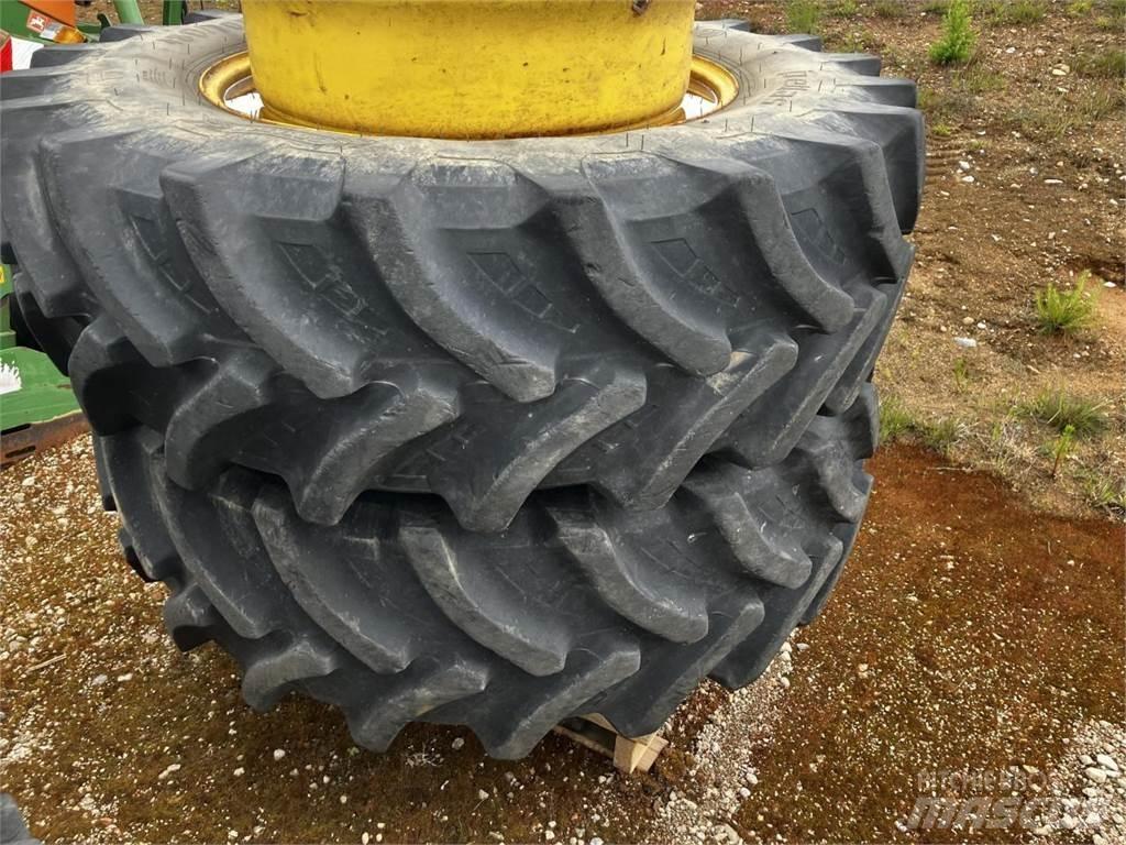 Petlas 480/70R34 Banden, wielen en velgen