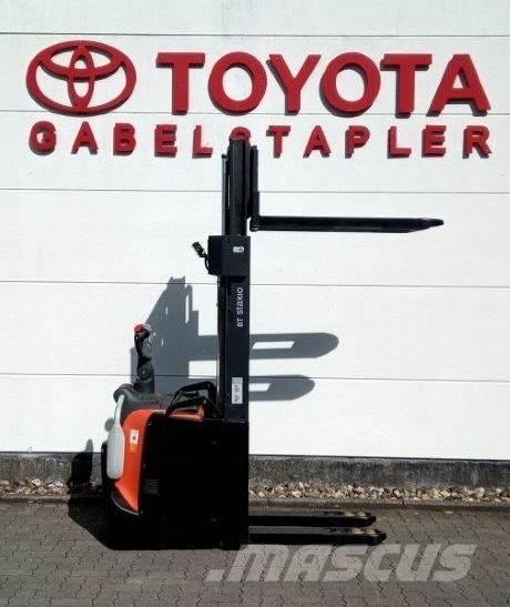 Toyota SPE140L Meeloop stapelaar