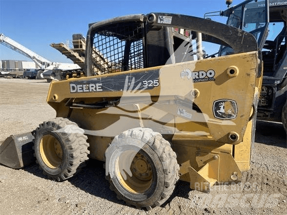 John Deere 325 Schrankladers