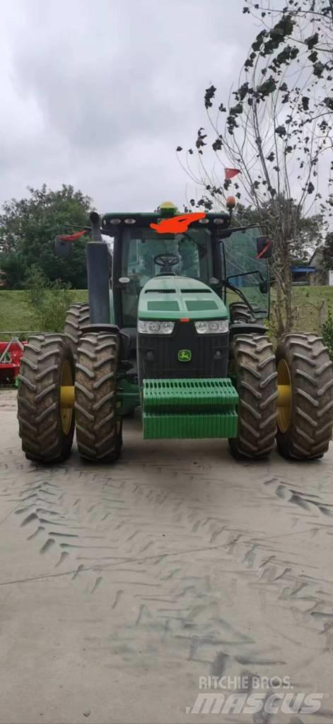 John Deere 8R·3204 Tractoren