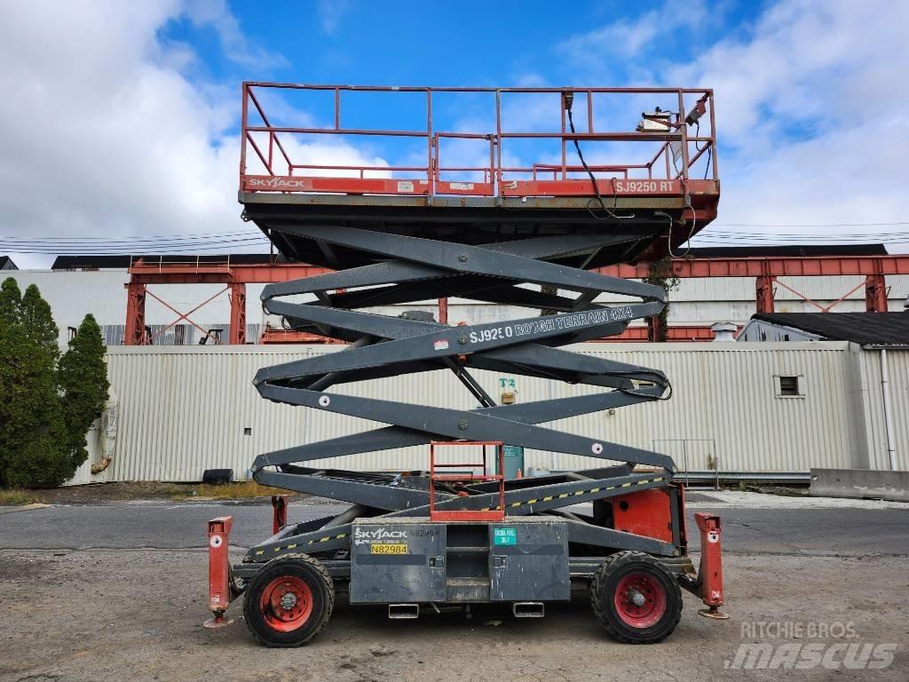 SkyJack SJ 9250 RT Schaarhoogwerkers
