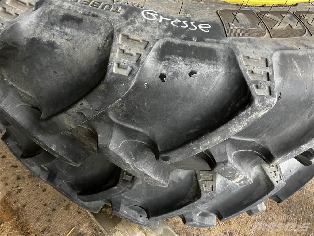 BKT 270/95R32 Banden, wielen en velgen
