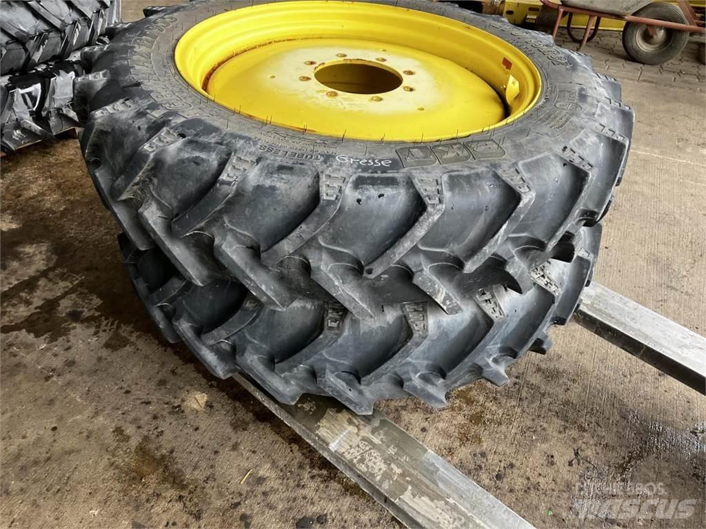 BKT 270/95R32 Banden, wielen en velgen
