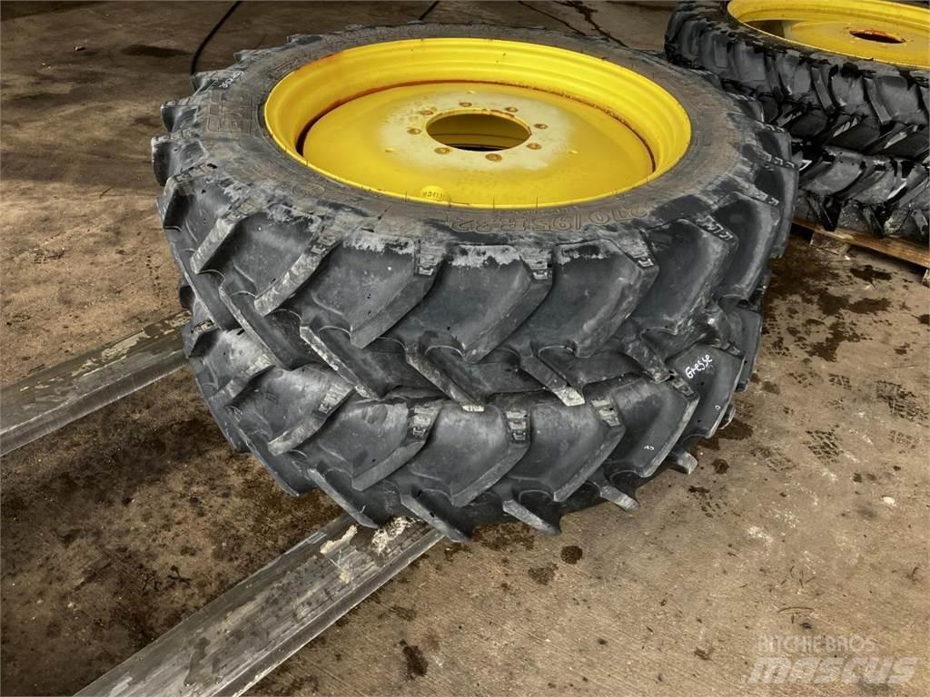 BKT 270/95R32 Banden, wielen en velgen