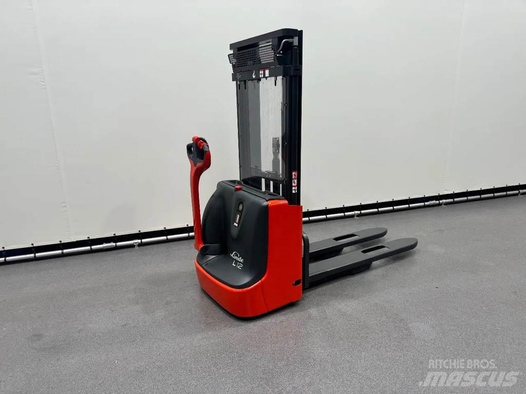 Linde L 12 Meeloop stapelaar