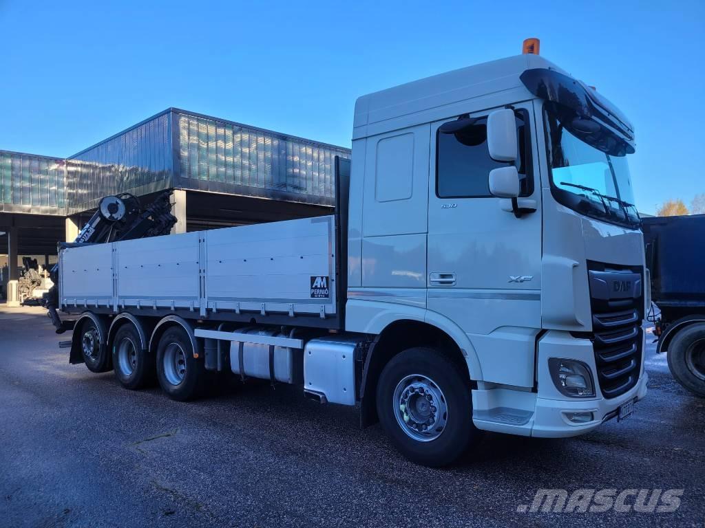 DAF XF 530 FAW Vlakke laadvloer met kraan