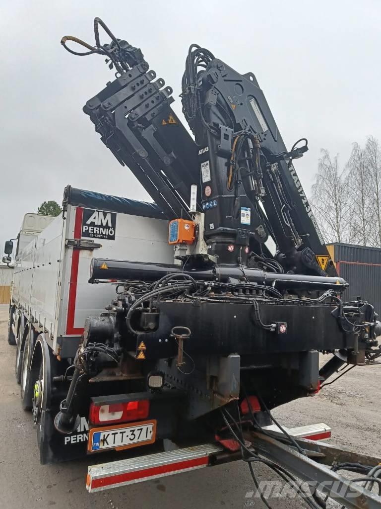 DAF XF 530 FAW Vlakke laadvloer met kraan