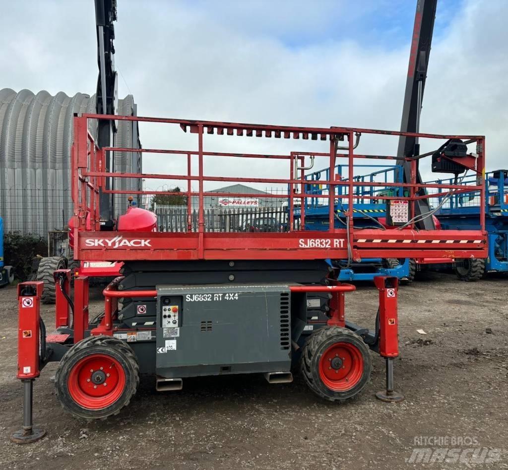 SkyJack SJ 6832 RT Schaarhoogwerkers