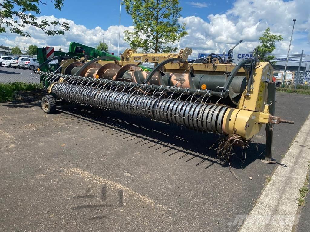 John Deere 8200 Getrokken veldhakselaar