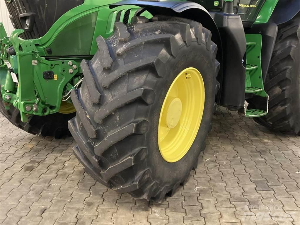 John Deere 6215R Tractoren