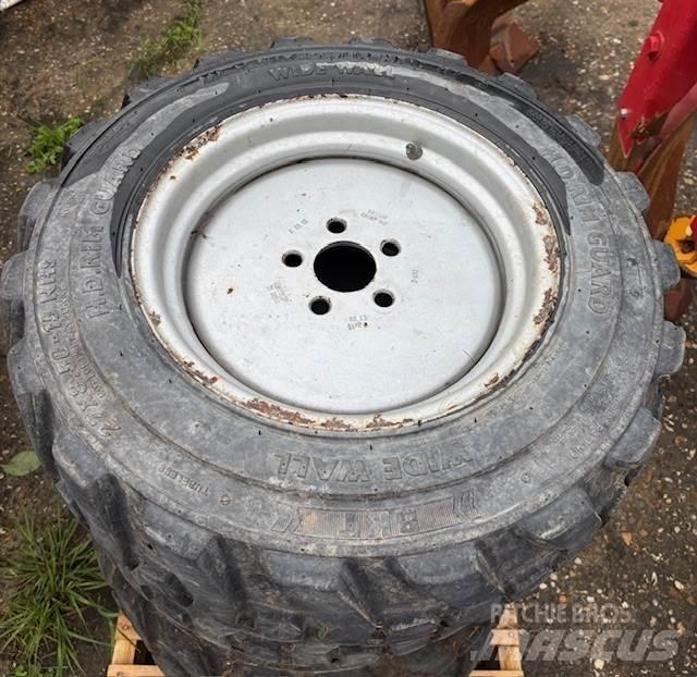 Set BKT 27x8.50-15 Banden, wielen en velgen