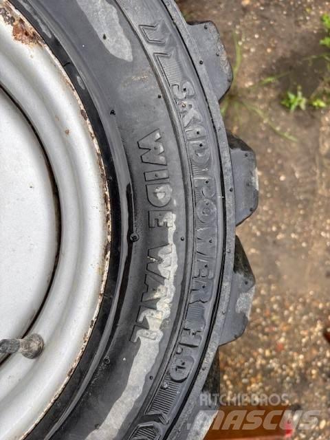  Set BKT 27x8.50-15 Banden, wielen en velgen