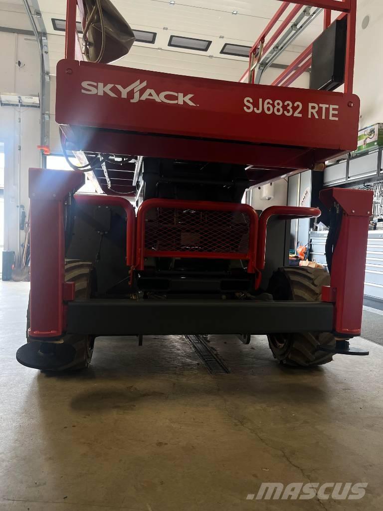 SkyJack SJ 6832 RTE Schaarhoogwerkers
