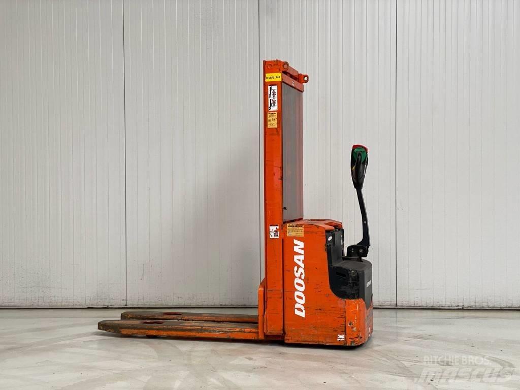 Doosan LEDS12.5C Meeloop stapelaar