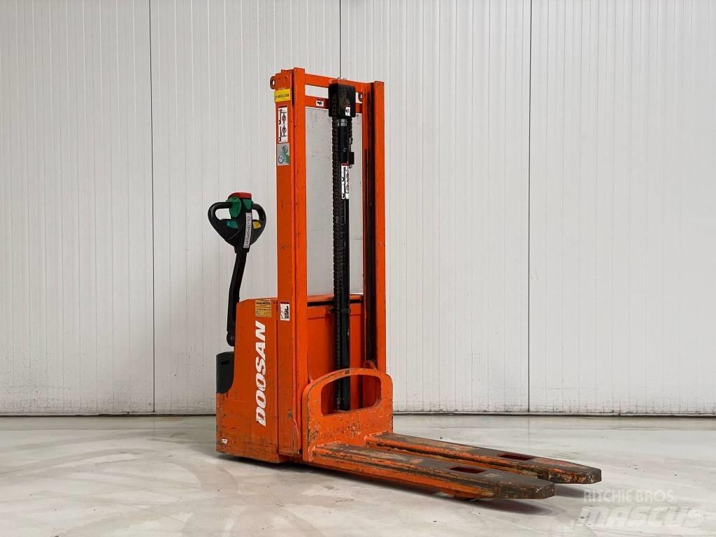 Doosan LEDS12.5C Meeloop stapelaar