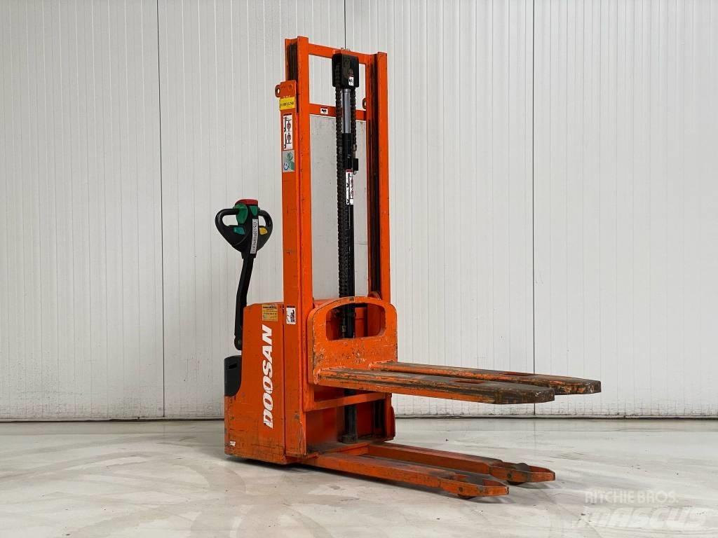 Doosan LEDS12.5C Meeloop stapelaar