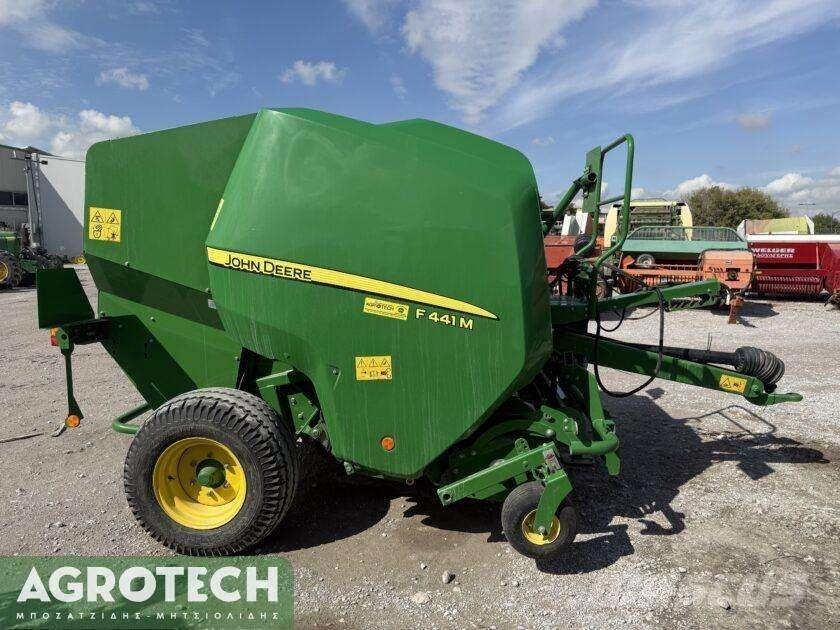 John Deere F441M Ronde-balenpersen