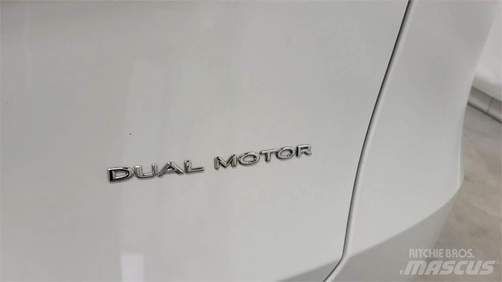 Tesla Y Auto's