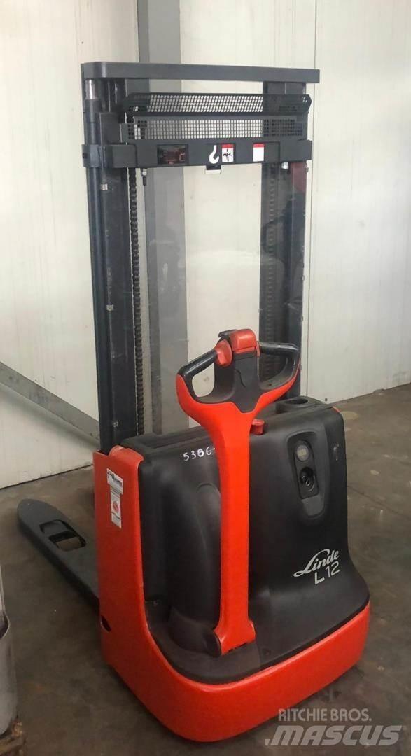 Linde L 12 Meeloop stapelaar