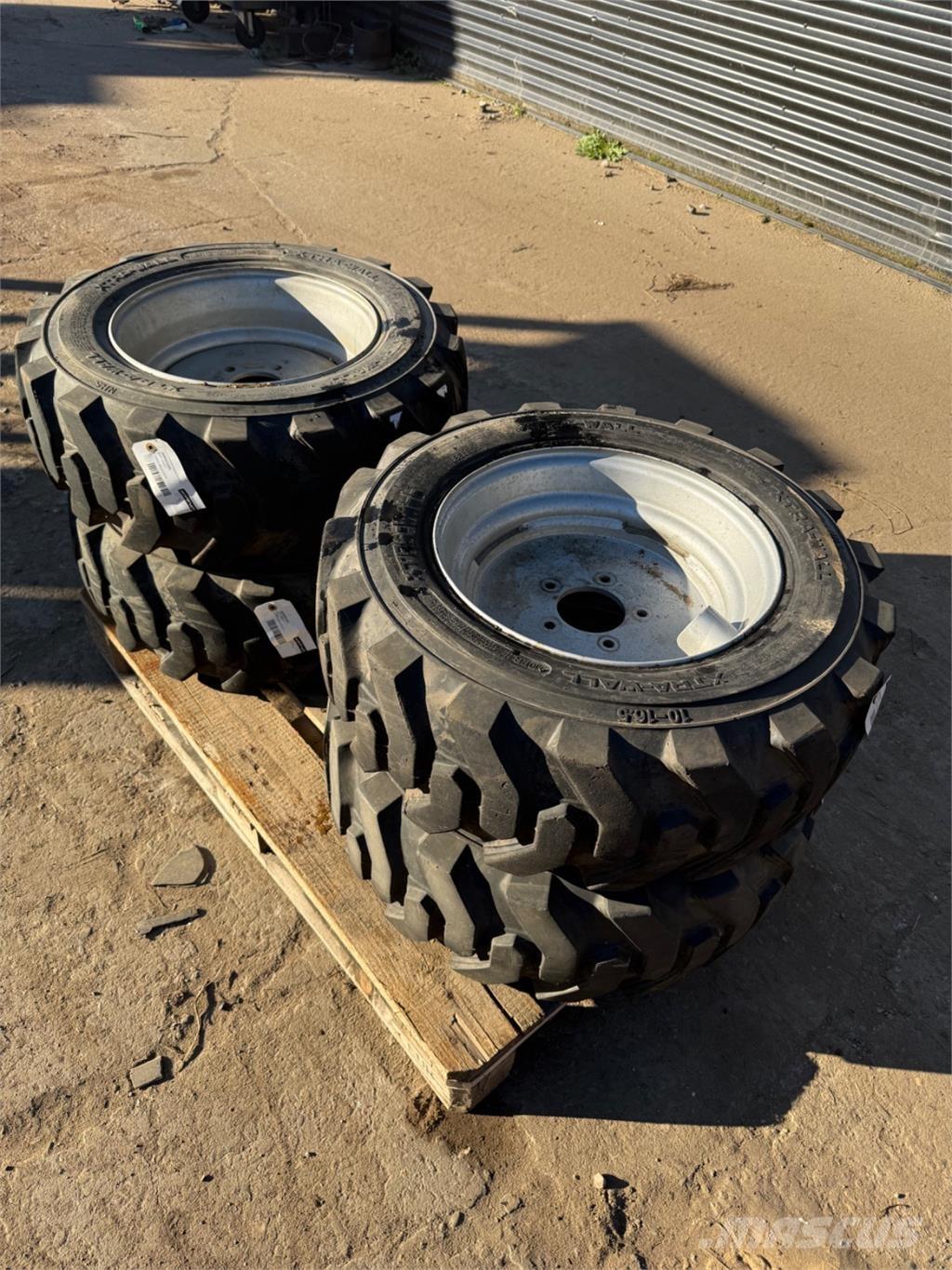  10-16.5 Banden, wielen en velgen