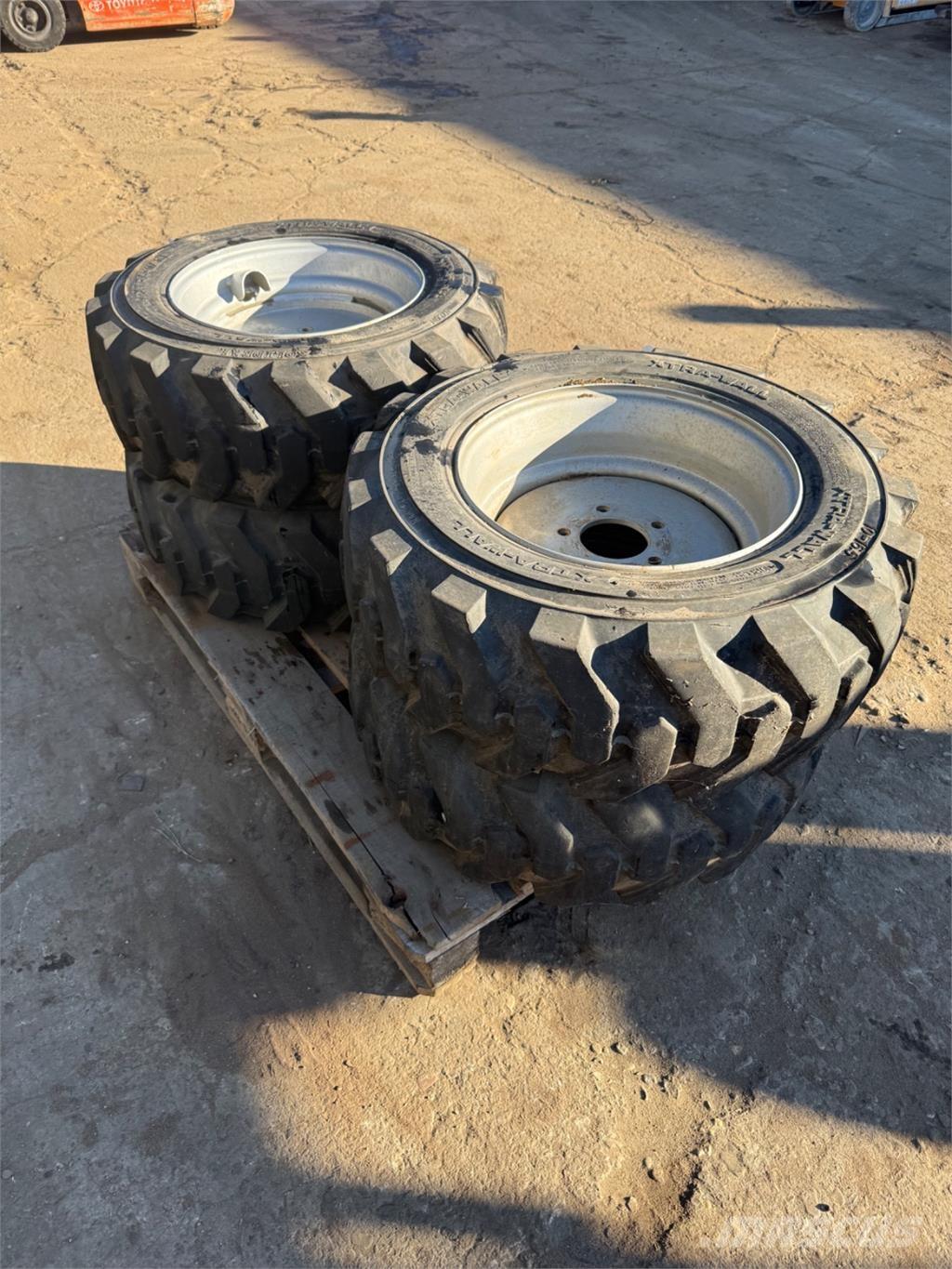  10-16.5 Banden, wielen en velgen