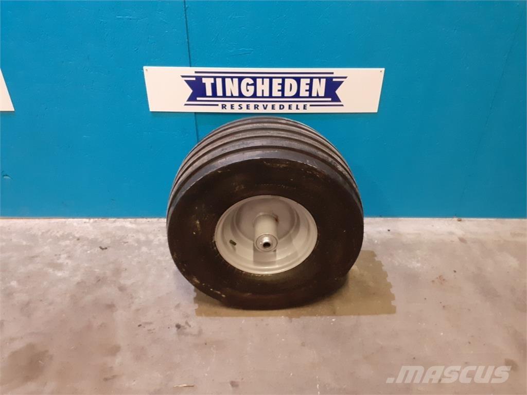  12 300/65-12 Banden, wielen en velgen