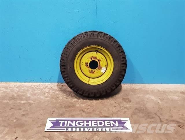  15 10.0/75-15 Banden, wielen en velgen