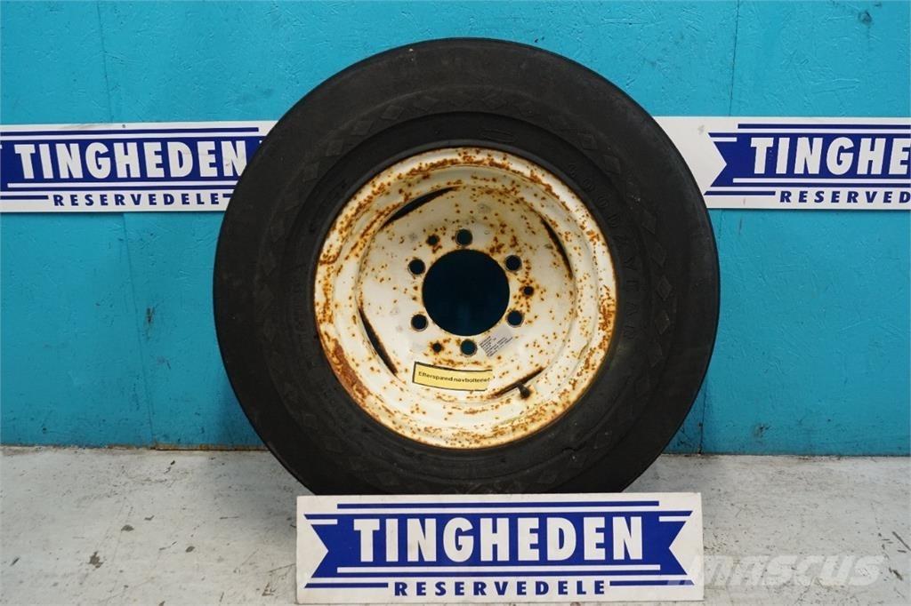  18 13.0/65-18 Banden, wielen en velgen