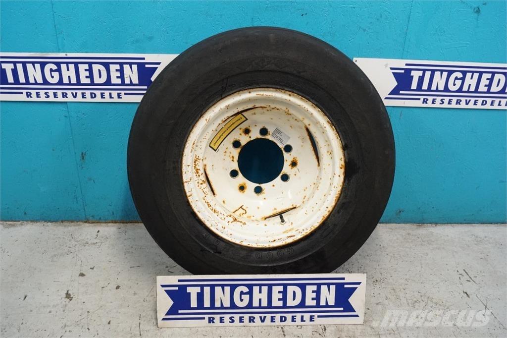  18 13.0/65-18 Banden, wielen en velgen