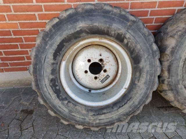  18 365/70R18 Banden, wielen en velgen