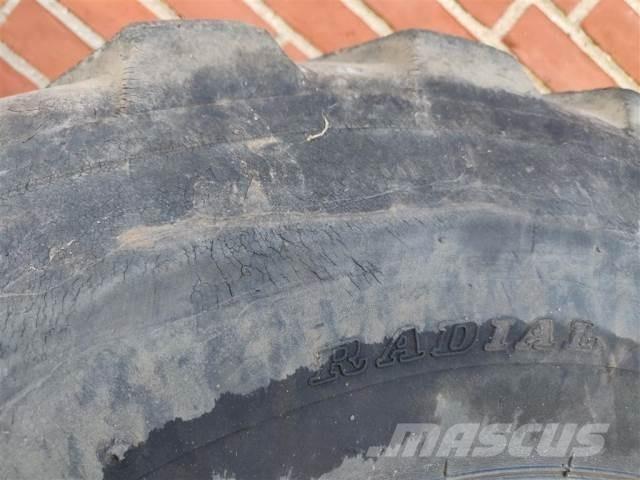  18 365/70R18 Banden, wielen en velgen