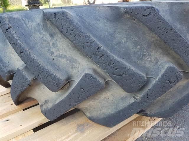  24 15.5/80R24 Banden, wielen en velgen