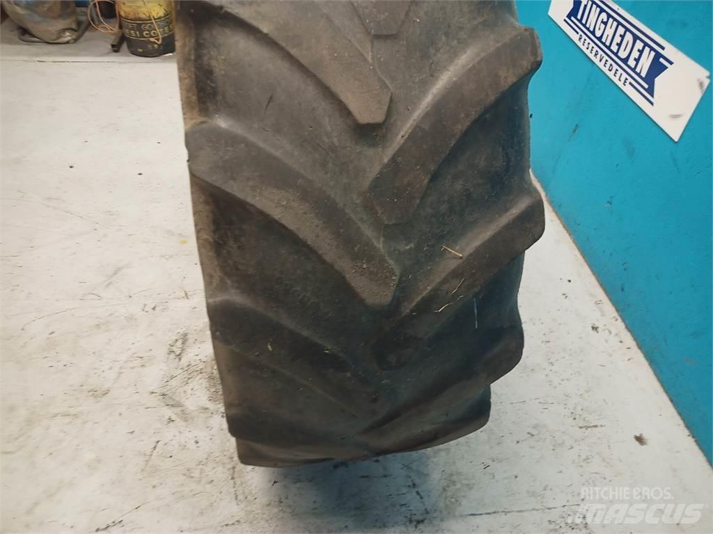  24 420/70R24 Banden, wielen en velgen