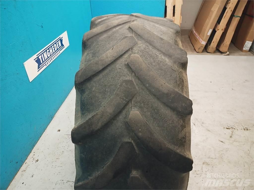 24 420/70R24 Banden, wielen en velgen