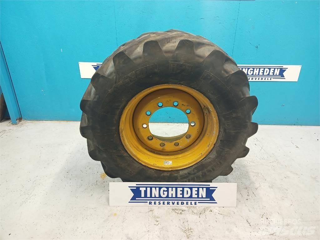  24 440/80-24 Banden, wielen en velgen