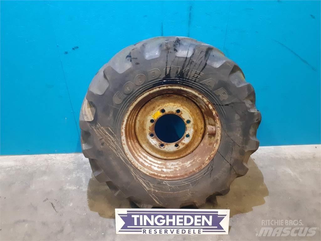  24 460/70R24 Banden, wielen en velgen