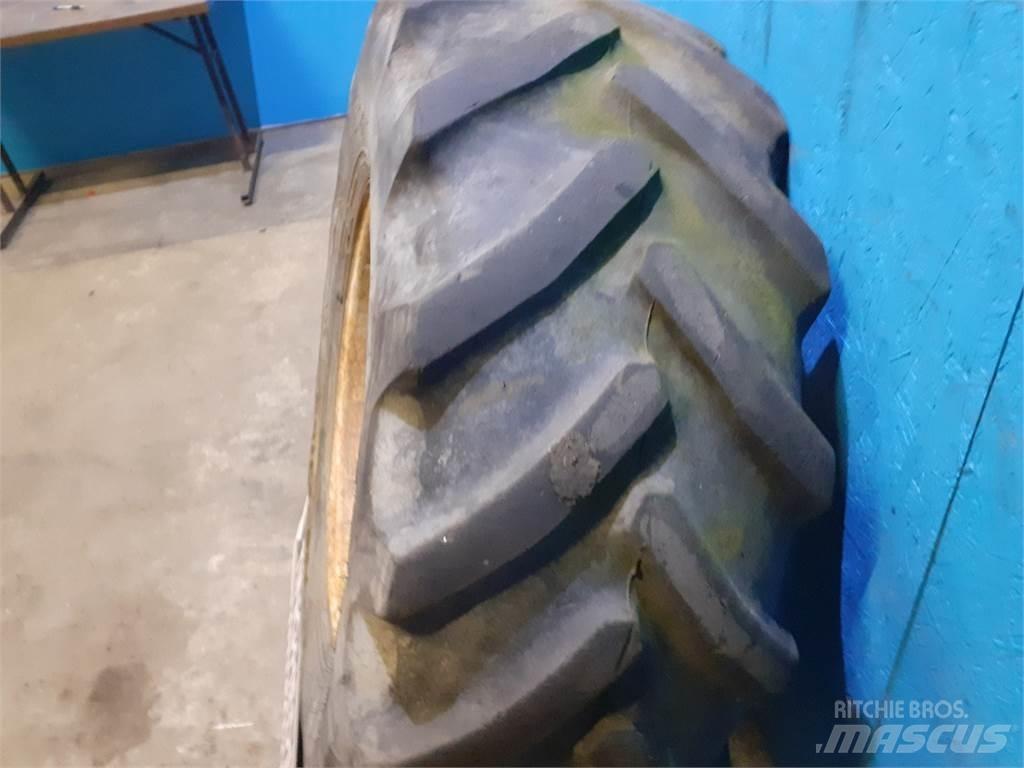  24 460/70R24 Banden, wielen en velgen