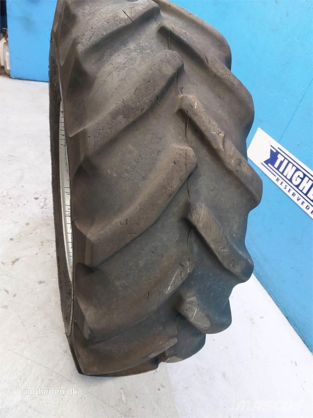  24 460/70R24 Banden, wielen en velgen