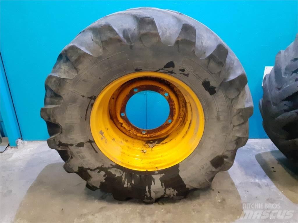  24 500/70R24 Banden, wielen en velgen