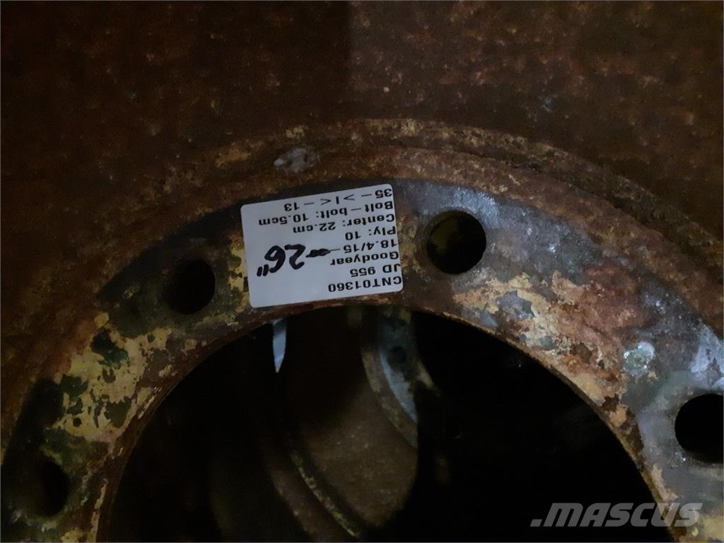  26 18.4/15-26 Banden, wielen en velgen