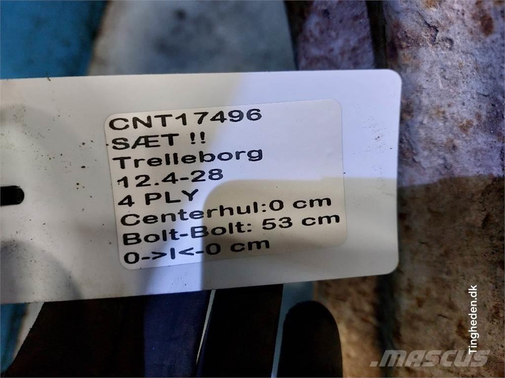  28 12.4-28 Banden, wielen en velgen